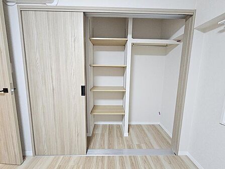 洋室6.4帖:収納たっぷりでお部屋がどんどん片付きますね!!