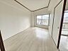 洋室：洋室6帖：バルコニーに面したお部屋はお布団などもサッと干せて便利ですね