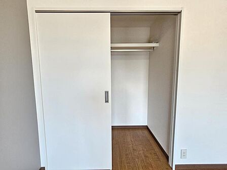 洋室:収納もしっかり充実してますね