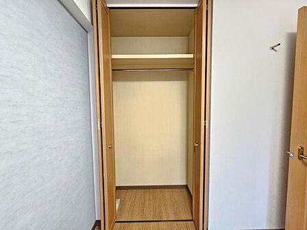 洋室:長さのあるお洋服もらくらく収納できますね!