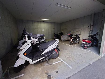 雨や風から守るために建物内に設けられたバイク置場