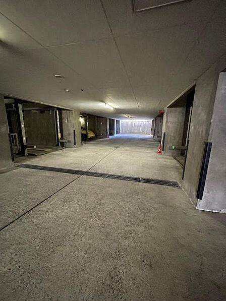 屋根付きなので大切なお車を雨から守れます