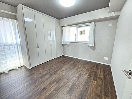 洋室6.2帖:2面採光で風通しも良く、お部屋の隅々まで明るい印象です