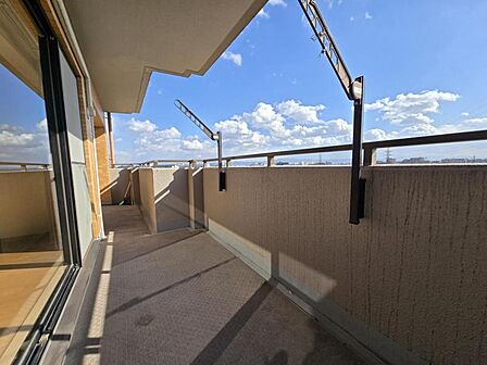 日当たりの良いバルコニーは、お洗濯が多いときも安心!たくさん干してもカラっと乾きそうです!