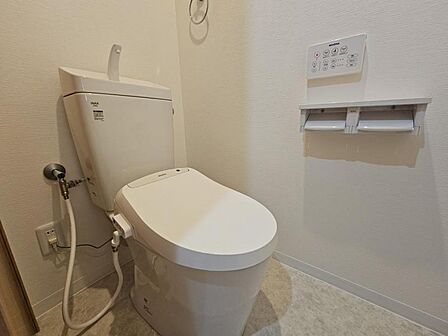 使いやすいサイドパネル仕様の温水洗浄便座付トイレです!