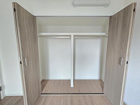 洋室5帖:全体を見渡せ、ワードローブの把握がしやすいクローゼット♪