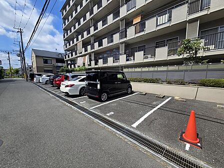 ゆったりとした駐車場で駐車もらくらく!
