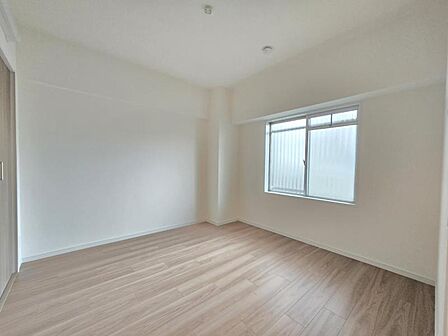 洋室5帖:コンパクトなお部屋ですが収納を設けており広くお使い頂けます!
