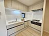キッチン：Ｌ字型のキッチンで広々作業スペース！動線が短く、効率良く作業ができます！