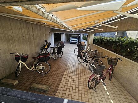 屋根付きの駐輪場で自転車が雨に濡れず安心!