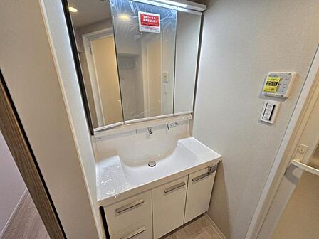 収納力が高くすっきり使える洗面台です☆
