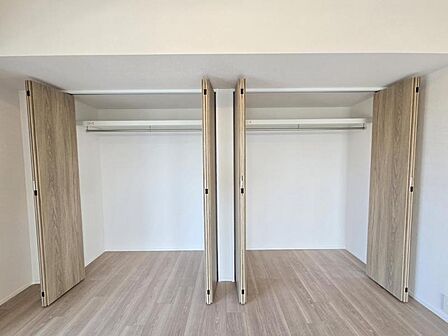 洋室6．1帖：ご夫婦の衣類もゆったりと収納していただけます！