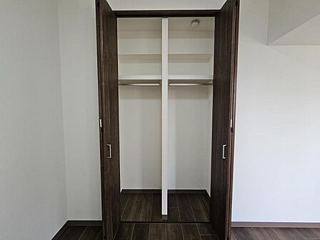洋室6帖:丈の長い衣類もすっきりと収納が可能!