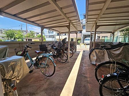 屋根付きの駐輪場で自転車が雨に濡れず安心!