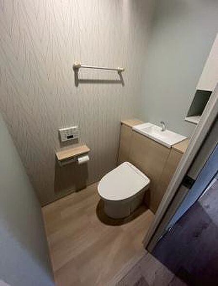 ホワイトのトイレは清潔感があって気持ちいいですね