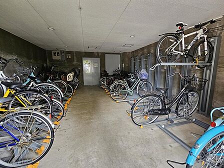 雨や風から守るために建物内に設けられた自転車置場