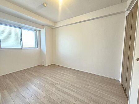 洋室5.2帖:コンパクトなお部屋ですが収納を設けており広くお使いいただけます!