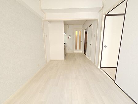 ＬＤＫ10．4帖：シンプルなリビングは、観葉植物等のインテリアを楽しめますね！