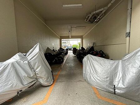 屋根付きの駐輪場で自転車が雨に濡れず安心!