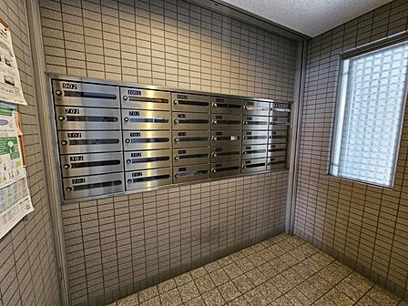 集合ポストで郵便物の出し入れも楽です。鍵付きで安心ですね!