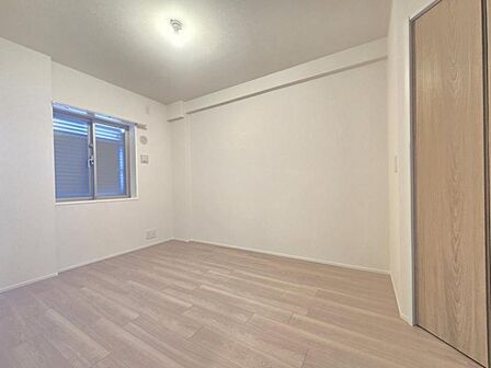 洋室6帖：窓が設置されており、明るく、風通しの良いお部屋です。