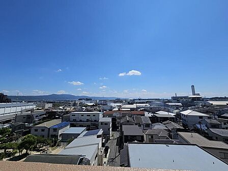遠くまで見渡せる景色が気持ちいい眺望です!陽当り・通風も良好ですよ!