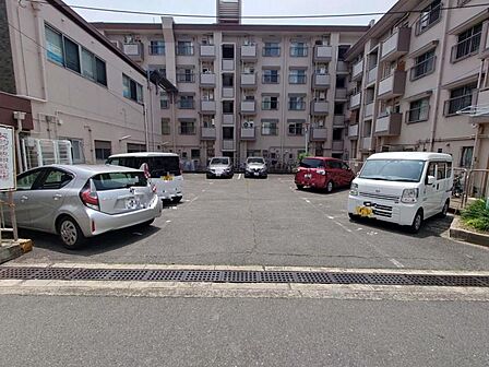 ゆったりとした敷地内駐車場で駐車もらくらく!