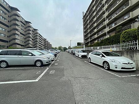 ゆったりとした敷地内駐車場で駐車もらくらく!