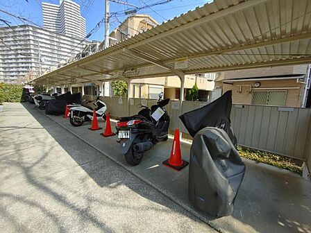 バイク置き場は屋根付きで安心☆