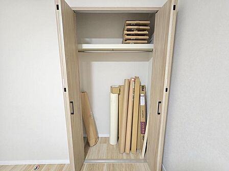 洋室6帖:収納力のあるクローゼットが備わっています。
