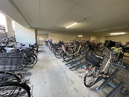 雨や風から守るために建物内に設けられた自転車置場