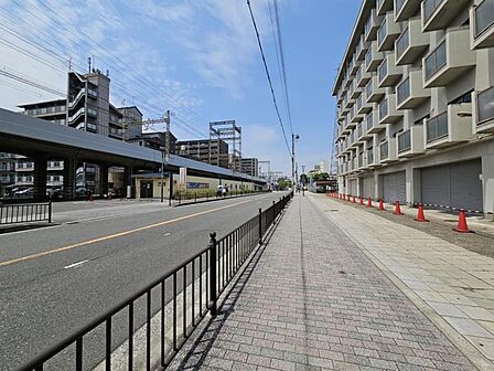 前面道路は歩道も整備され、小さなお子様にも安心