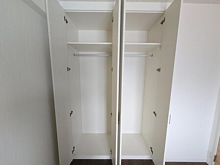 洋室5帖:収納力のあるクローゼットが備わっています。