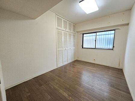 洋室5.6帖:コンパクトなお部屋ですが収納を設けており広くお使い頂けます!