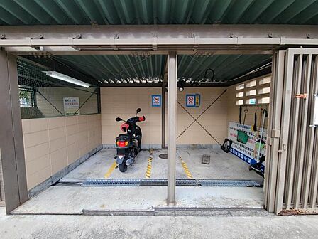 バイク置き場は屋根付きで安心☆