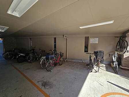 屋根付きの駐輪場で自転車が雨に濡れず安心!