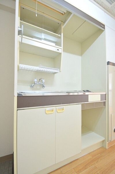 画像5:1口電気コンロ設置済みのキッチン・ちょっとした食器棚が嬉しいですね(^O^)