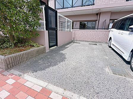 専用庭よりそのまま駐車場に出入りできるため、お車への移動もスムーズです