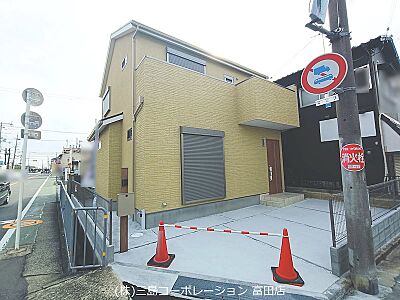 外観:幹線道路沿いに位置する新築物件です。バス停が近く、通勤・通学にも便利な立地。新生活を始める方に。 外観:幹線道路沿いに位置する新築物件です。バス停が近く、通勤・通学にも便利な立地。新生活を始める方に。