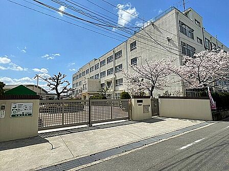 高槻市立土室小学校（825m）