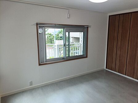明るい日差しが差し込む居室には、収納力のあるクローゼットが備え付けられています。シンプルで落ち着いた空間は、様々な家具配置に対応します。