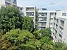 その他：緑豊かな眺望が魅力の住まい。隣接する建物との間に自然を感じる空間が広がります。開放的なバルコニーから四季折々の景色をお楽しみください。