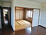 その他：和室と洋室が隣接しており、ライフスタイルに合わせた空間利用が可能です。来客時にも活用しやすい間取りです。