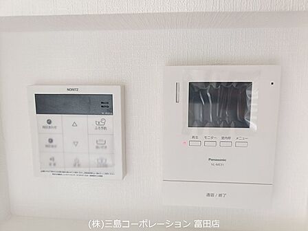 来訪者を確認できるモニター付きインターホンと、お風呂の操作が手元で可能な給湯器のリモコンを設置。快適な暮らしをサポートします。