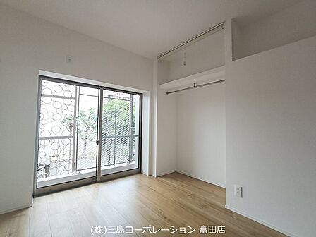 窓から光が差し込む明るい居室。オープンな収納スペースで、お部屋を広々と活用できます。