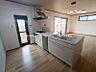 キッチン：家事負担を大幅に軽減する食洗機付き。勝手口や広いワークトップを備えた使いやすいキッチン。