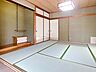 室内：畳の香りに包まれる、落ち着きに満ちた和室。