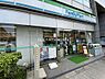 周辺：【コンビニエンスストア】ファミリーマート 千住警察署前店まで446ｍ