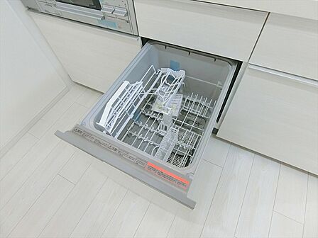 家事の負担を減らせる食洗器付き。簡単操作で食器もスッキリピカピカになります。