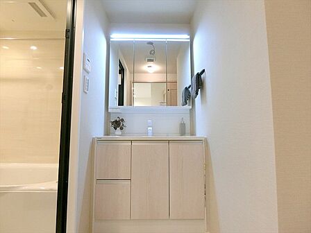 収納豊富で使い勝手の良い3面鏡付きの洗面台です。忙しい準備の時間も快適に行えます。